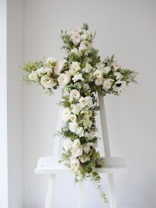 Croix funéraire fleurie Prairie blanche