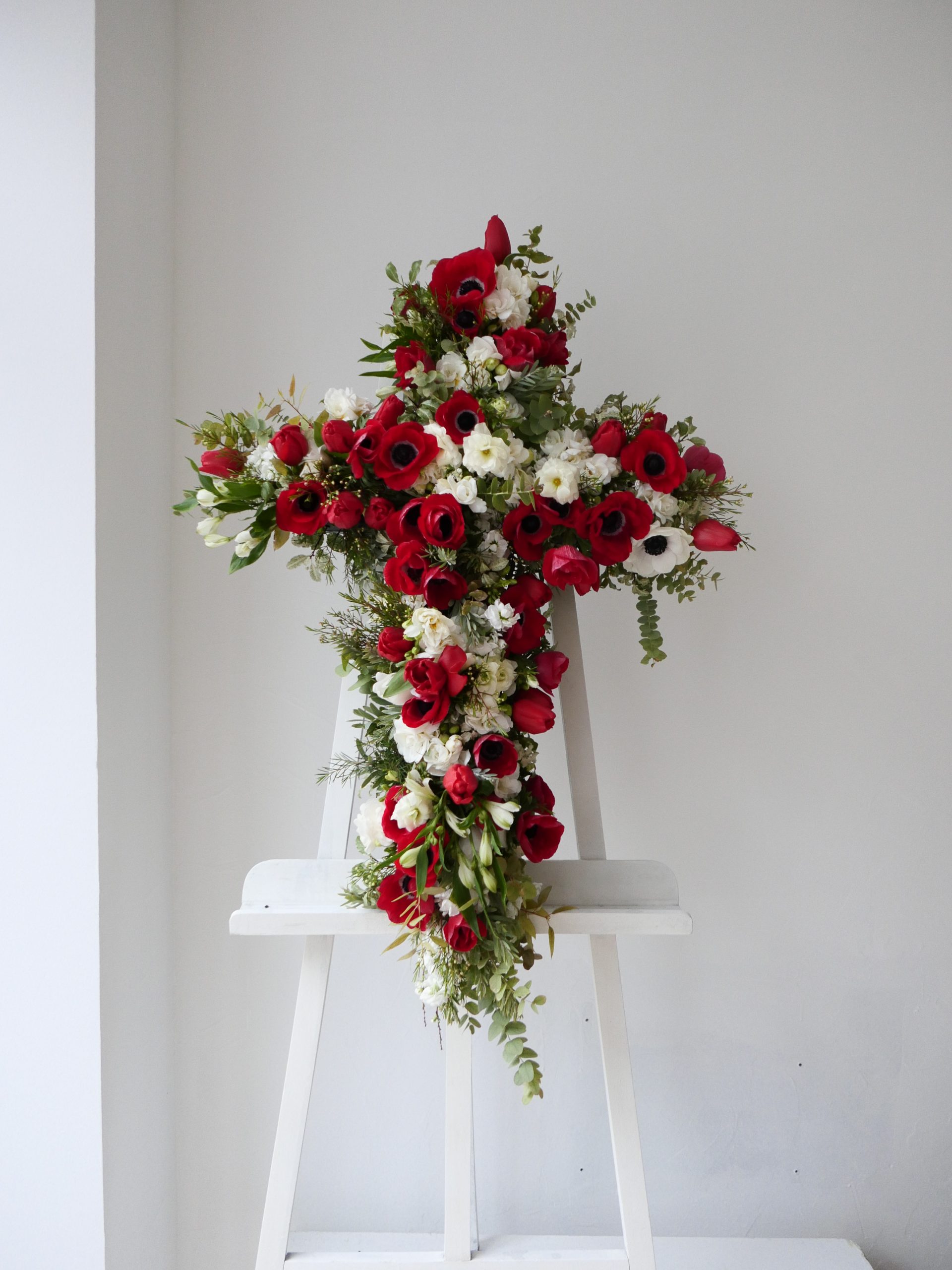 Croix funéraire fleurie Signature Rouge et Blanche – Image 2